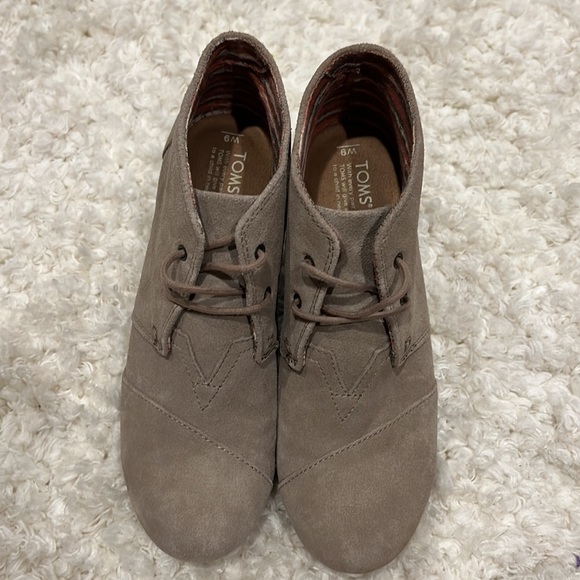 NWOT Toms Taupe Suede Lace Up Wedge, Excellent Condition, Never Worn. Size 9 - Picture 7 of 7